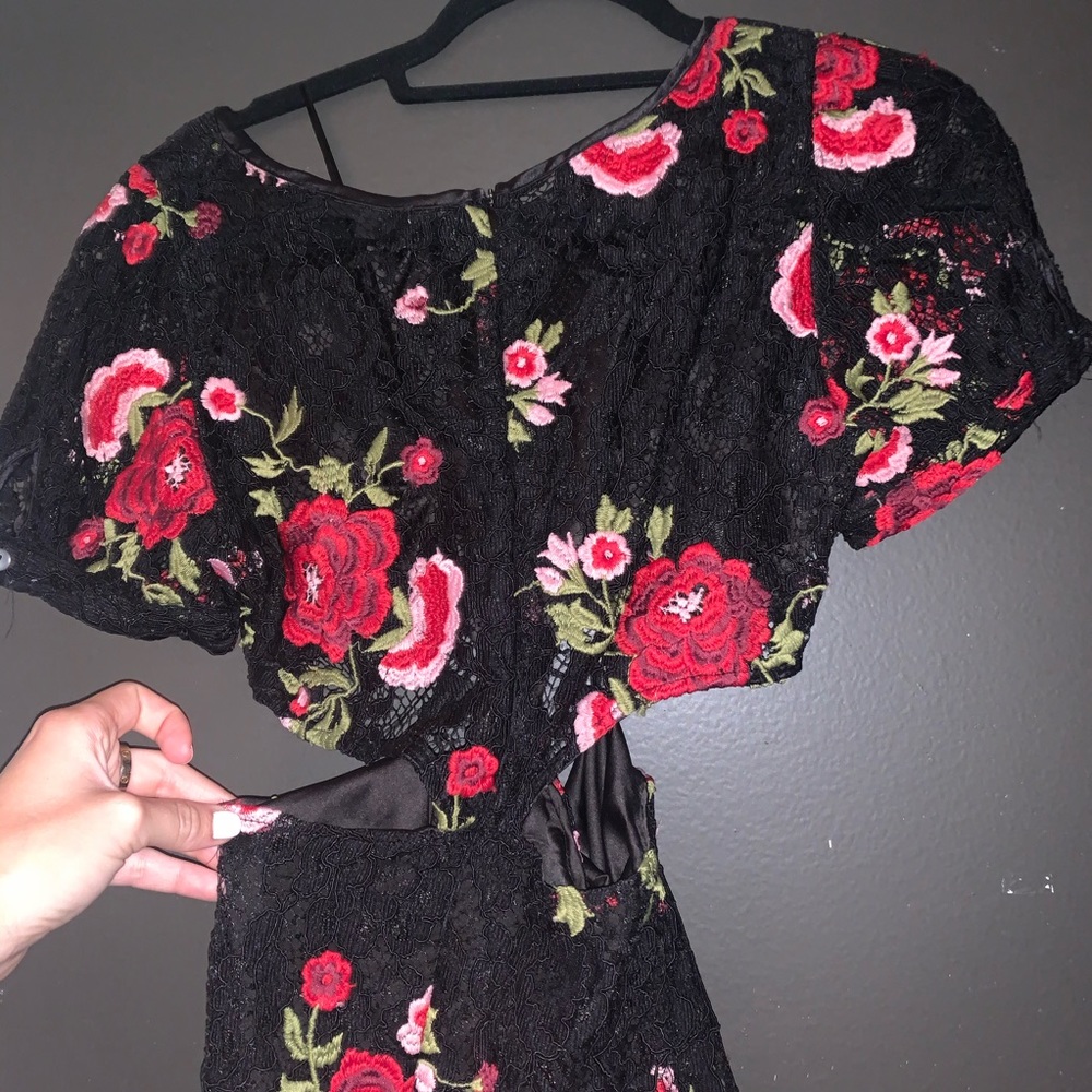 Middle tie cut out red rose black lace dress - Picture 3 of 4